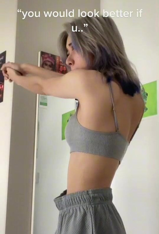 3. Irresistible Lee Loo Shows Cleavage in Grey Crop Top