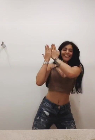3. Erotic Marian Santos Shows Cleavage in Beige Crop Top