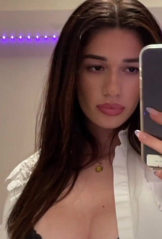 1. Erotic Maia Kvitashvili Shows Cleavage in Crop Top