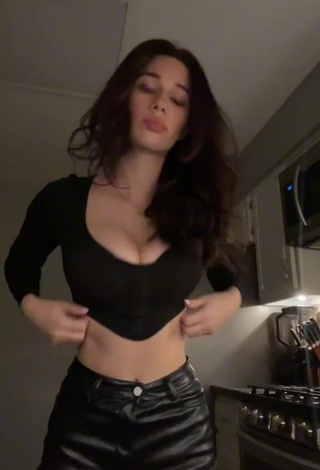 1. Hot Maia Kvitashvili Shows Cleavage in Black Crop Top