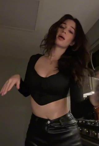 3. Hot Maia Kvitashvili Shows Cleavage in Black Crop Top
