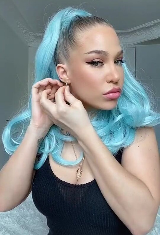 1. Hot Océane Shows Cleavage