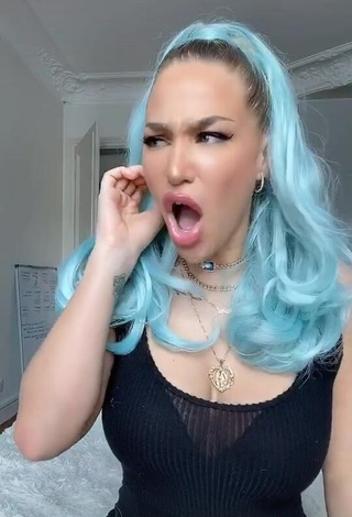Hot Océane Shows Cleavage