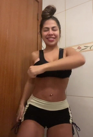 3. Breathtaking Camila Xavier Shows Cleavage in Black Crop Top