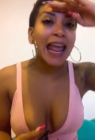 3. Paula Arias Demonstrates Amazing Cleavage