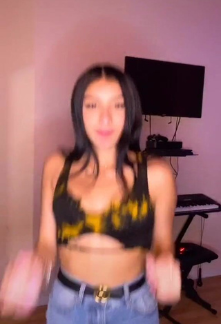 3. Cute Pamela Shows Cleavage in Crop Top and Bouncing Tits