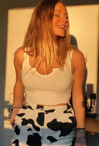 1. Seductive Romane Bertrand Shows Cleavage in White Crop Top