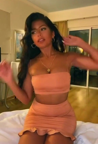 3. Sabrine Khan Looks Amazing in Peach Crop Top