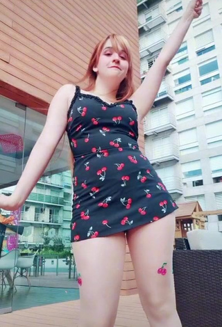 1. Erotic San Chan Claudia Shows Legs