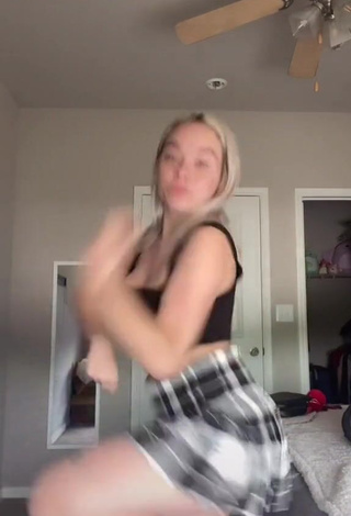 Erotic Tess Krauser Shows Cleavage in Black Crop Top and Bouncing Tits