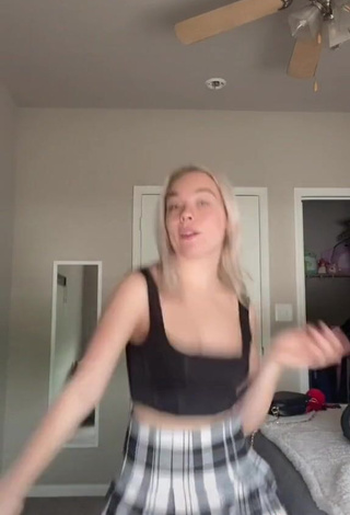 3. Erotic Tess Krauser Shows Cleavage in Black Crop Top and Bouncing Tits