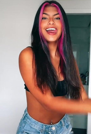 1. Erotic Thaina Amorim Shows Cleavage in Black Sport Bra and Bouncing Boobs