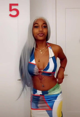 3. Beautiful Tee Tee Shows Cleavage