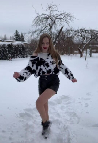 1. Erotic Wiktoria Wieczorek Shows Legs while doing Dance