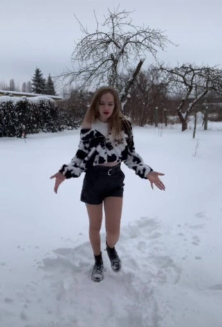 Erotic Wiktoria Wieczorek Shows Legs while doing Dance