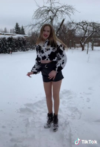 3. Erotic Wiktoria Wieczorek Shows Legs while doing Dance
