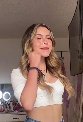 3. Captivating Ana Paula De León Shows Cleavage in White Crop Top