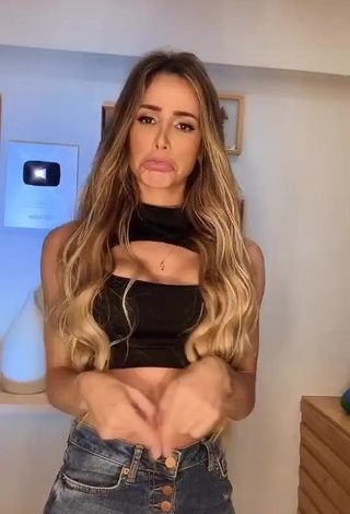 Hottest Késia Muniz de Oliveira Shows Cleavage in Black Crop Top
