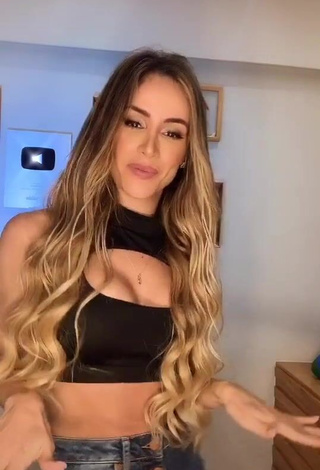 3. Hottest Késia Muniz de Oliveira Shows Cleavage in Black Crop Top