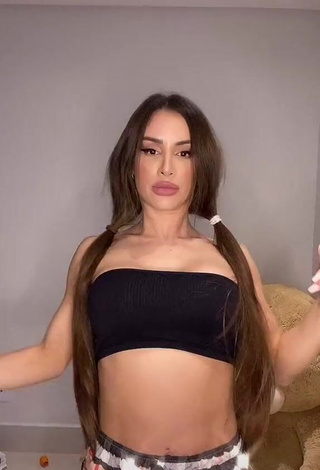 Hot Késia Muniz de Oliveira in Black Tube Top