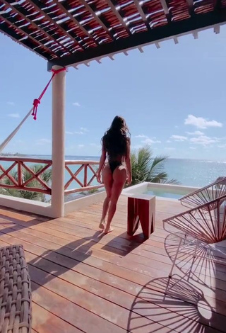 Erotic Késia Muniz de Oliveira Shows Butt at the Pool