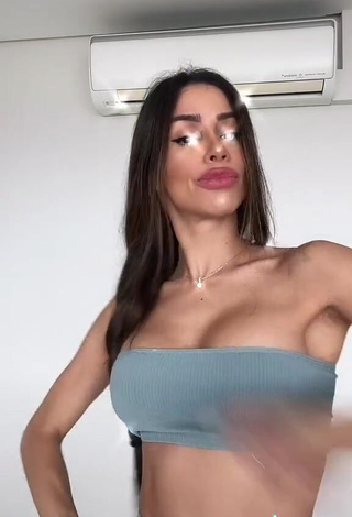 3. Captivating Késia Muniz de Oliveira Shows Cleavage in Grey Tube Top while Twerking