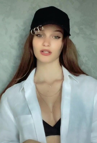 1. Sweetie Belen Kasacı Shows Cleavage