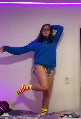1. Hot Beatriz Sayuri in Shorts