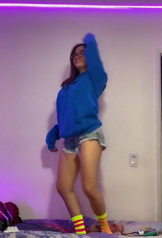 3. Hot Beatriz Sayuri in Shorts