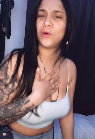 Erotic Yary Pérez Shows Cleavage in Crop Top