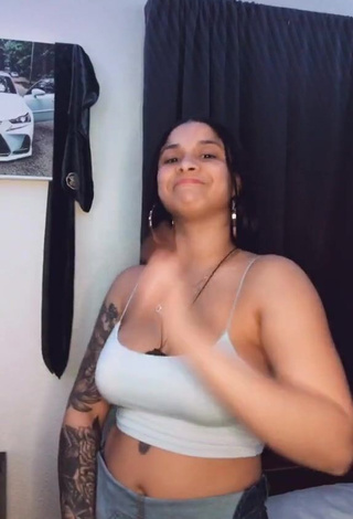 1. Hot Yary Pérez Shows Cleavage in Grey Crop Top and Bouncing Boobs