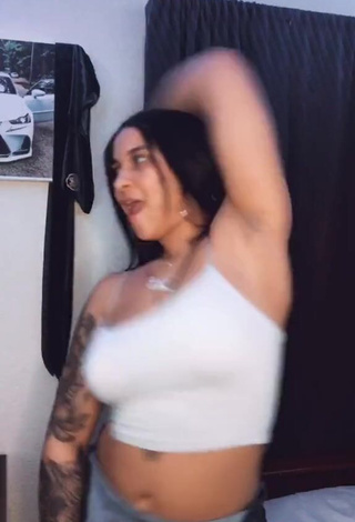 3. Hot Yary Pérez Shows Cleavage in Grey Crop Top and Bouncing Boobs