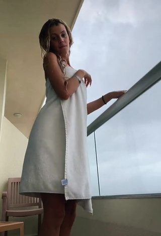 Irresistible Gemajae Shows Butt on the Balcony