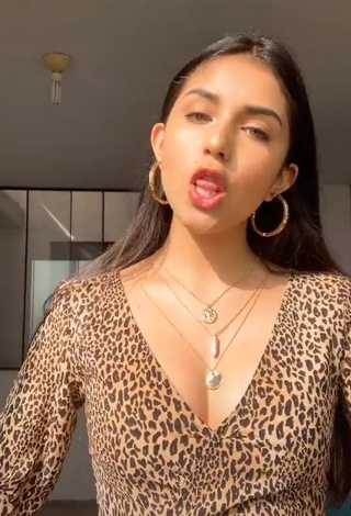 1. Erotic Geyli Vargas Shows Cleavage in Leopard Dress