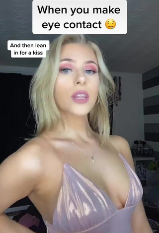 Hot Hannah Simpson Shows Cleavage