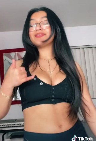 3. Breathtaking Jackie Ybarra Shows Cleavage in Black Crop Top