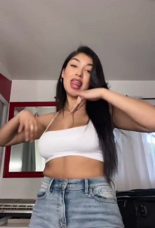 Irresistible Jackie Ybarra Braless and Bouncing Tits