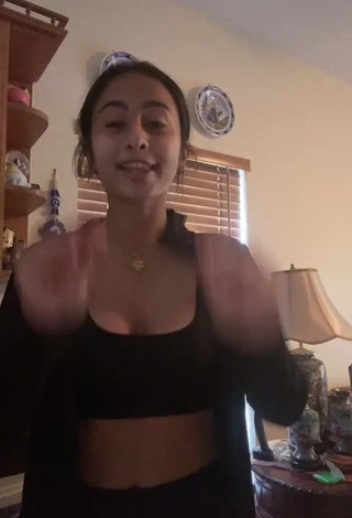 3. Erotic OfflineJenna Shows Cleavage in Black Crop Top