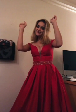 Irresistible Jessi101love Shows Cleavage in Red Dress