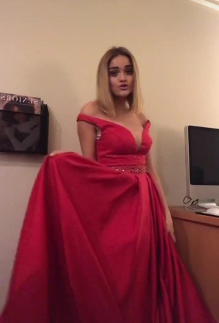 3. Erotic Jessi101love Shows Cleavage in Red Dress