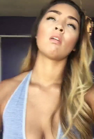 Hot Katelyn Ashley Shows Cleavage