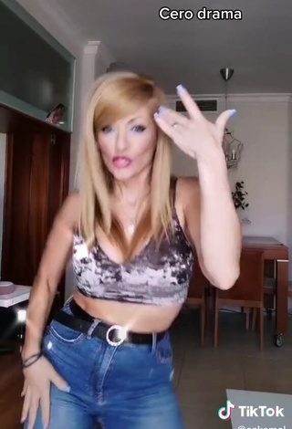 Hot Lidia Shows Cleavage in Grey Crop Top