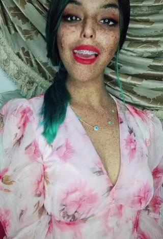 1. Erotic chifae.luna7 Shows Cleavage