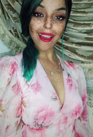 3. Erotic chifae.luna7 Shows Cleavage