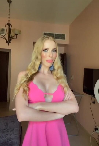 1. Erotic Daria Okhrimenko Shows Cleavage in Pink Dress