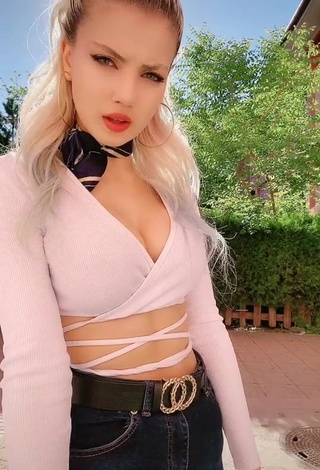 Erotic Elisa Shows Cleavage in White Crop Top