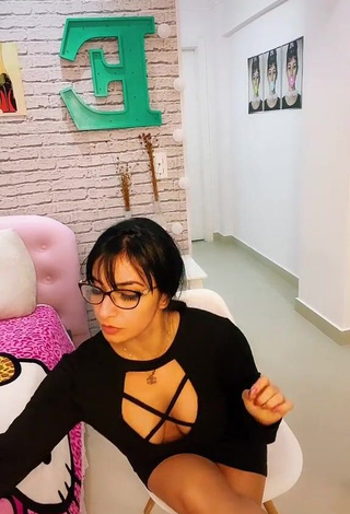 2. Emanuelly Raquel Demonstrates Elegant Cleavage and Bouncing Boobs