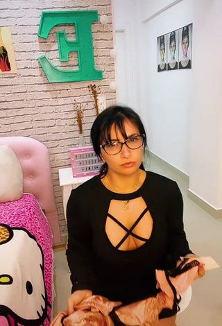 3. Emanuelly Raquel Demonstrates Elegant Cleavage and Bouncing Boobs