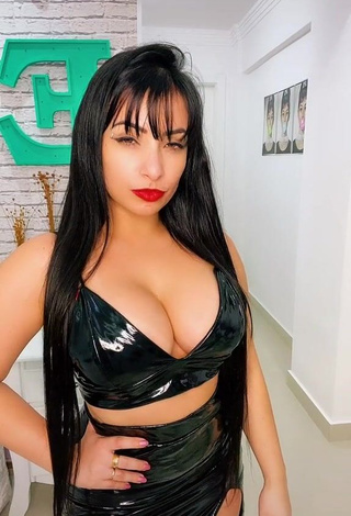 Dazzling Emanuelly Raquel Shows Cleavage