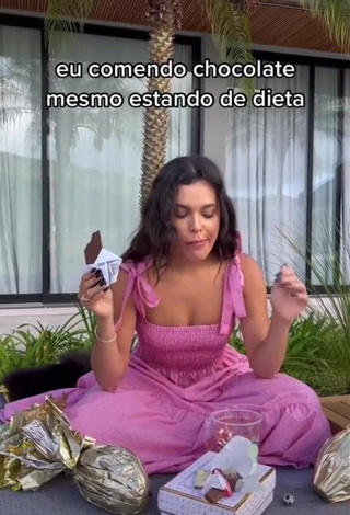 Erotic Emilly Araújo Shows Cleavage in Pink Crop Top